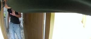 US-Luftwaffensoldat Roger Fortson hält eine Waffe in der Hand. Der Screenshot stammt von den Bodycamaufnahmen des Polizisten. 