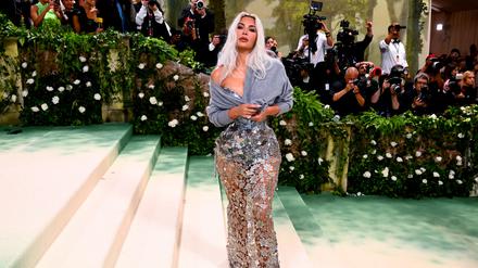 Stark korsettiert, mit knapper Strickjacke: Kim Kardashian unterwegs auf der Met Gala in New York.