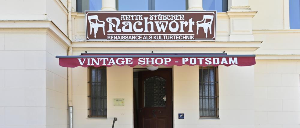 Die Arbeit „Antikstübchen Nachwort“ von Christian Jankowksi breitet sich über die Räume der Villa Schöningen bis auf den Eingang aus.