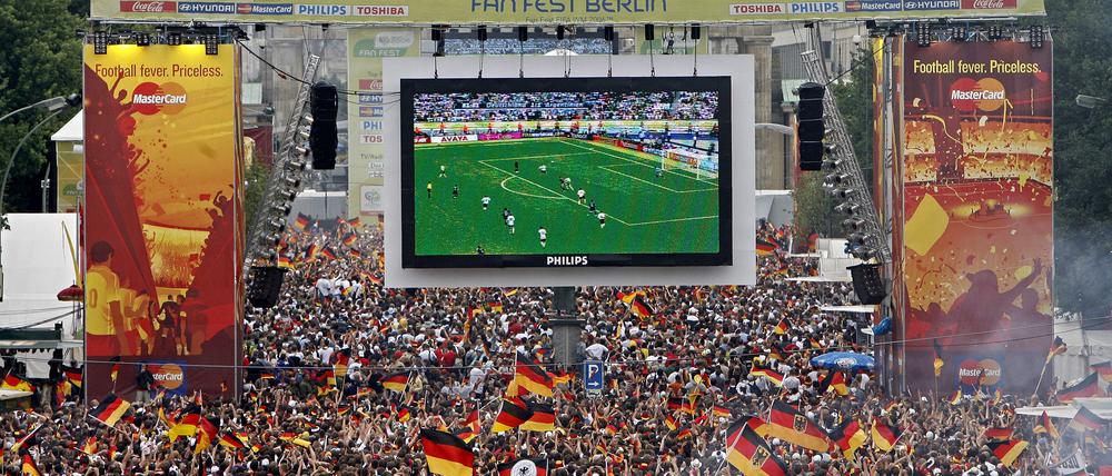 Tausende Zuschauer verfolgten auf der Fanmeile am Brandenburger Tor in Berlin 2006 die Fußballspiele während der damaligen Fußball-Weltmeisterschaft.