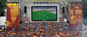 Tausende Zuschauer verfolgten auf der Fanmeile am Brandenburger Tor in Berlin 2006 die Fußballspiele während der damaligen Fußball-Weltmeisterschaft.  
