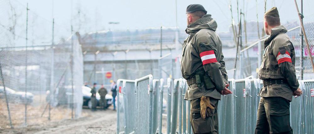 Österreichische Soldaten stehen an der Grenze zu Slowenien.