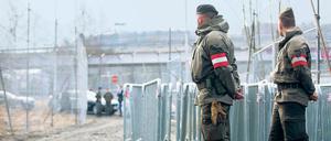 Österreichische Soldaten stehen an der Grenze zu Slowenien.