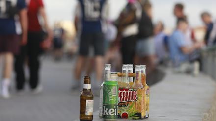 Menschen treffen sich am Abend an der Promenade. 