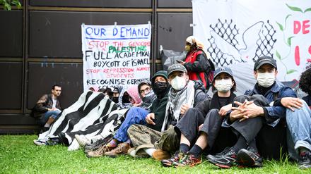 Pro-Palestinian demonstrators occupy a courtyard at Freie Universitat (FU) Berlin with a protest camp, amid the ongoing conflict between Israel and Palestinian Islamist group Hamas, in Berlin, Germany, May 7, 2024. REUTERS/Annegret Hilse