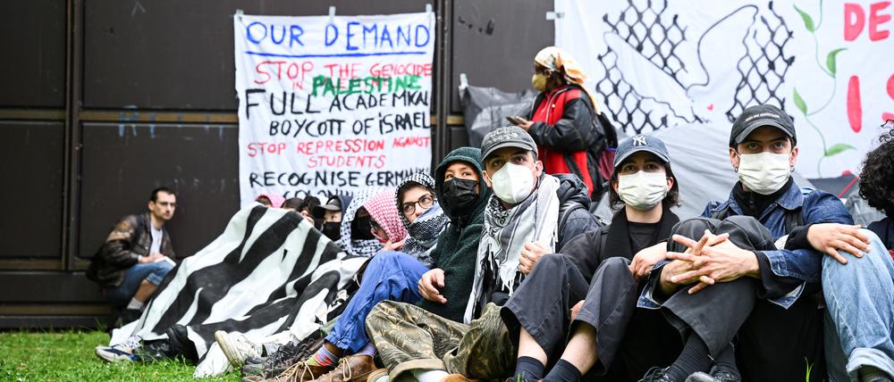 Pro-Palestinian demonstrators occupy a courtyard at Freie Universitat (FU) Berlin with a protest camp, amid the ongoing conflict between Israel and Palestinian Islamist group Hamas, in Berlin, Germany, May 7, 2024. REUTERS/Annegret Hilse