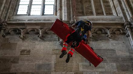 Ein Mann wird von einem Höhenretter der Berufsfeuerwehr und die Seiltechnikgruppe der Berufsrettung aus dem Stephansdom geborgen. 