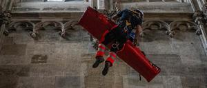 Ein Mann wird von einem Höhenretter der Berufsfeuerwehr und die Seiltechnikgruppe der Berufsrettung aus dem Stephansdom geborgen.