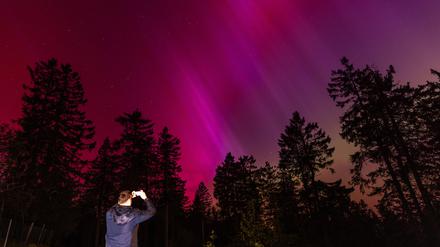 Polarlichter im Taunus Polarlichter sind unterhalb des Großen Feldbergs im Taunus am Himmel zu sehen.