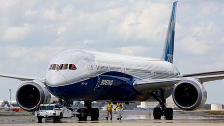 Die erste Boeing 787-10 Dreamliner steht 2017 nach ihrem Jungfernflug auf dem Charleston International Airport in North Charleston (USA). 