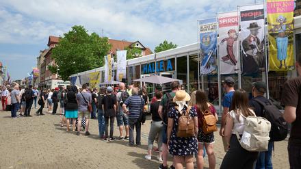 Besucher:innen vor einem der Zeltbauten beim Internationalen Comic-Salon Erlangen 2024, dem bedeutendsten deutschsprachigen Szene-Festival.