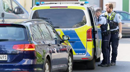 Ein Polizeiauto steht in einer Straße am Rand des Bürgerparks in Köln-Kalk.