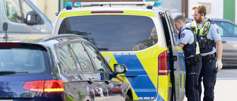 Ein Polizeiauto steht in einer Straße am Rand des Bürgerparks in Köln-Kalk.