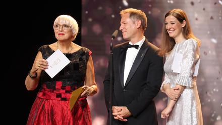 Kulturstaatsministerin Claudia Roth mit Filmakademie-Präsidenten Florian Gallenberger und Schauspielerin Alexandra Maria Lara bei der Verleihung des Deutschen Filmpreises 2024