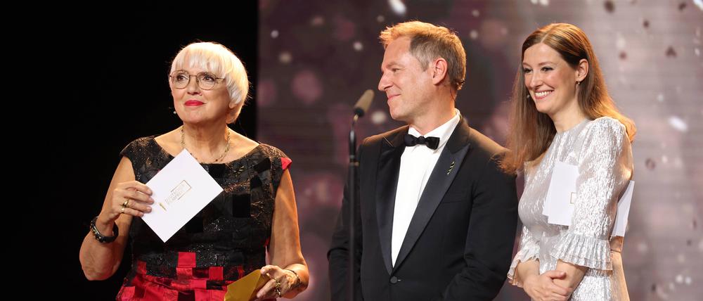 Kulturstaatsministerin Claudia Roth mit Filmakademie-Präsidenten Florian Gallenberger und Schauspielerin Alexandra Maria Lara bei der Verleihung des Deutschen Filmpreises 2024