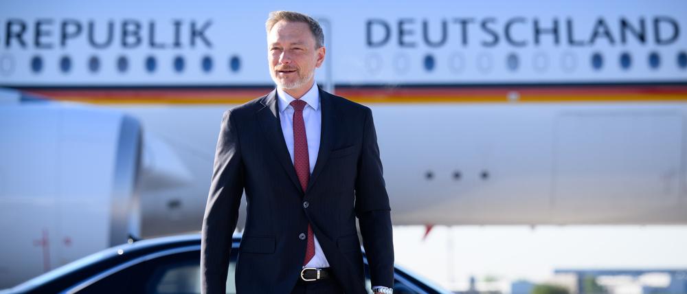 Finanzminister Christian Lindner (FDP) vor einem Airbus der Flugbereitschaft der Bundeswehr.