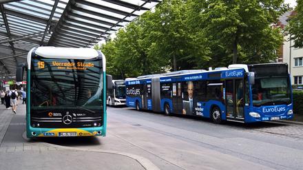 Dank des mutigen Eingreifens eines Fahrgastes ist ein Rollstuhlfahrer in der Nähe des Holstentores in Lübeck nicht von einem führerlosen Bus überfahren worden.