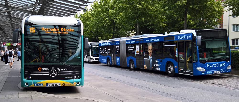 Dank des mutigen Eingreifens eines Fahrgastes ist ein Rollstuhlfahrer in der Nähe des Holstentores in Lübeck nicht von einem führerlosen Bus überfahren worden.