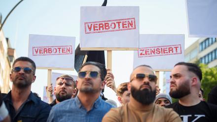 Demonstranten halten Schilder mit den Aufdrucken «Verboten» und «Zensiert» auf einer Kundgebung des islamistischen Netzwerks Muslim Interaktiv im Hamburger Stadtteil St. Georg in die Höhe.