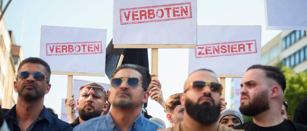 Demonstranten halten Schilder mit den Aufdrucken «Verboten» und «Zensiert» auf einer Kundgebung des islamistischen Netzwerks Muslim Interaktiv im Hamburger Stadtteil St. Georg in die Höhe.
