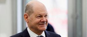 Bundeskanzler Olaf Scholz nimmt am 25. April 2024 in Darmstadt am ersten Spatenstich für das neue Forschungszentrum des Arzneimittelherstellers Merck teil.
