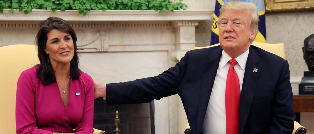 US-Präsident Donald Trump reicht der scheidenden US-Botschafterin bei den Vereinten Nationen, Nikki Haley, die Hand, als sie sich im Oval Office des Weißen Hauses treffen, nachdem der Präsident Haleys Rücktritt akzeptiert hat, in Washington, USA, 9. Oktober 2018.