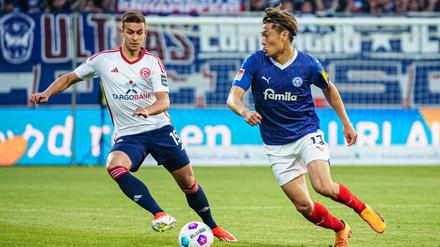Tim Oberdorf von Fortuna Düsseldorf (l) und Shuto Machino von Holstein Kiel.