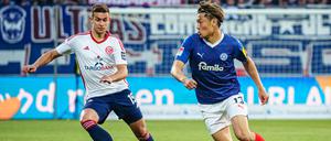 Tim Oberdorf von Fortuna Düsseldorf (l) und Shuto Machino von Holstein Kiel.