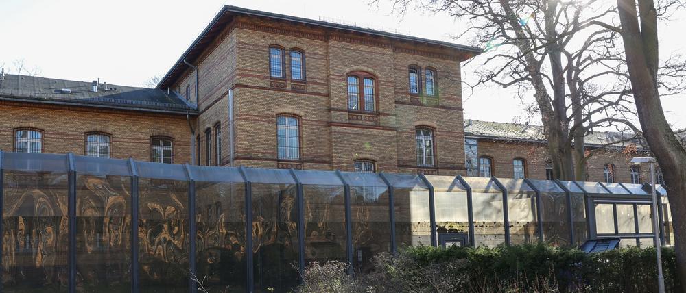 Blick auf eines der Gebäude vom Krankenhaus-Maßregelvollzug für als psychiatrisch auffällig oder suchtkrank eingestufte Straftäter auf dem Gelände der Karl-Bonhoeffer-Nervenklinik.