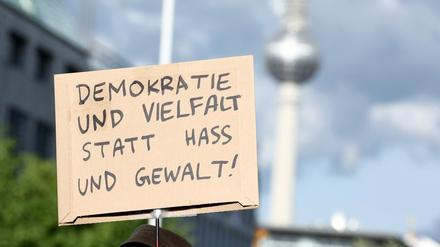 Plakat auf einer Solidaritätsdemonstration nach dem Angriff auf den SPD-Politiker Matthias Ecke in Dresden.
