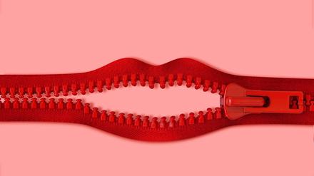 Ein roter Reisverschluss in Form eines Mundes auf pinkfarbenem Hintergrund