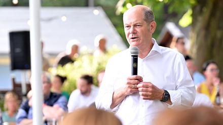 Potsdam, 14.08.2023 / Lokales /
Bundeskanzler Olaf Scholz lädt die Bürgerinnen und Bürger seines Wahlkreises zum Gespräch in den Potsdamer Norden ein. Ort: Restaurant Glücksfisch, Am Rehweg 23, 14476 Potsdam, OT Neu Fahrland,
Foto: Ottmar Winter PNN