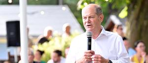 Potsdam, 14.08.2023 / Lokales /
Bundeskanzler Olaf Scholz lädt die Bürgerinnen und Bürger seines Wahlkreises zum Gespräch in den Potsdamer Norden ein. Ort: Restaurant Glücksfisch, Am Rehweg 23, 14476 Potsdam, OT Neu Fahrland,
Foto: Ottmar Winter PNN