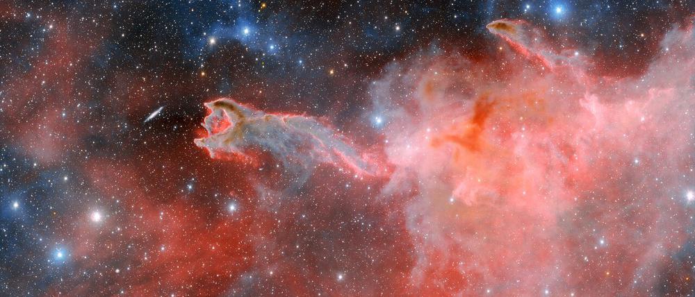 Ein undatiertes Handout mit der wolkigen Struktur CG4 –  Spitzname „Hand Gottes“, die nach einer vermeintlich direkt vor ihr liegenden Galaxie (ESO 257-19) zu greifen scheint. In Wirklichkeit ist die Galaxie mehr als hundert Millionen Lichtjahre von CG4 entfernt. 