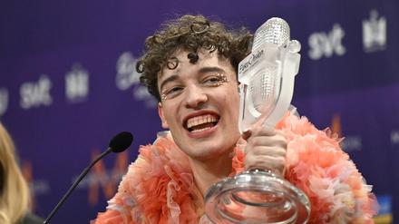 Nemo aus der Schweiz freut sich über den Gewinn im Finale des Eurovision Song Contest (ESC) 2024 mit seinem Titel „The Code“.