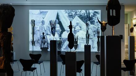 Kader Attias Installation „The Object‘s Interlacing“ von 2020 zeigt Kopien kolonialer Objekte aus dem Musée d’Orsay zusammen mit einem Film, in dem sich Experten zum Thema Restitution äußern.