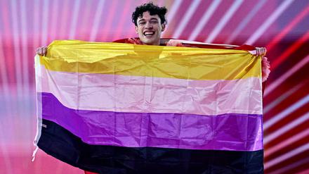 Nemo mit der Flagge der Nicht-Binären.