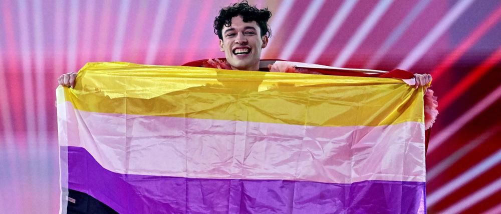 Nemo mit der Flagge der Nicht-Binären.