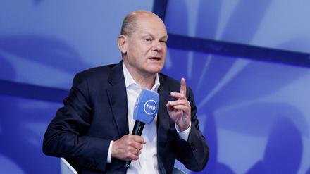 Bundeskanzler Olaf Scholz (SPD) spricht bei einer Talkrunde.