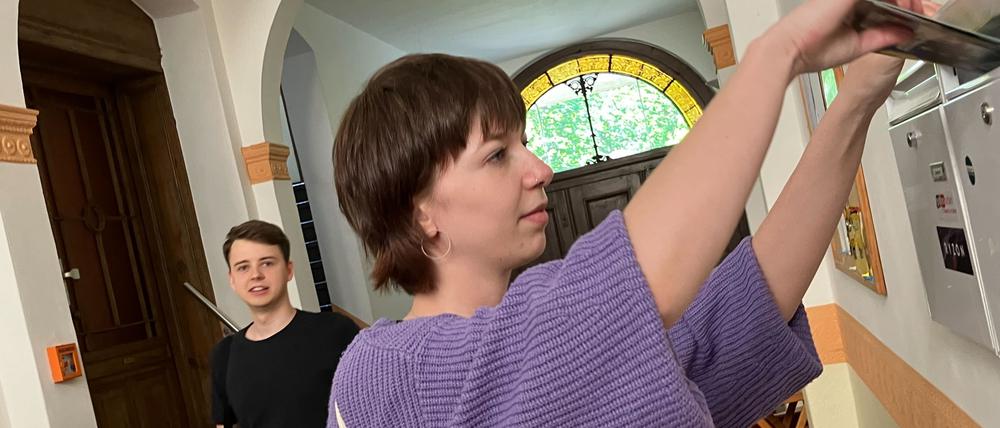 Wahlkampf in Sachsen: Die grüne Landtags-Kandidatin Carolin Renner wirft Flyer in Briefkästen. Im Hintergrund: Der Görlitzer Grüne Clement Lippitsch