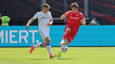 Tim Heike (re., gegen Luckenwaldes Luca Dahlke) schoss zwei Tore für Energie Cottbus. 