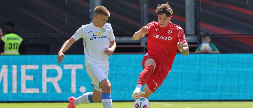 Tim Heike (re., gegen Luckenwaldes Luca Dahlke) schoss zwei Tore für Energie Cottbus. 