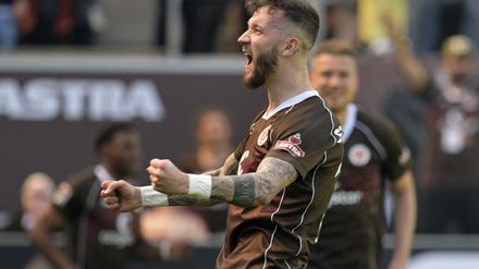Kapitän Marcel Hartel feiert St. Paulis Bundesliga-Aufstieg.