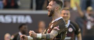 Kapitän Marcel Hartel feiert St. Paulis Bundesliga-Aufstieg.