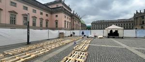 Auf dem Bebelplatz in Berlin bauen israelische und deutsche Aktivisten einen Tunnel der Hamas nach. Vorbild ist der „Hostages Square“ in Tel Aviv.