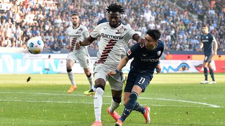 VfL Bochum gegen Bayer 04 Leverkusen - Edmond Tapsoba Bayer 04 Leverkusen und Takuma Asano VfL Bochum im Zweikampf 