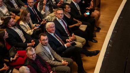 Bundespräsident im Theater: Steinmeier sah das Theaterstück „Das beispielhafte Leben des Samuel W.“ im Gerhart-Hauptmann-Theater Görlitz.