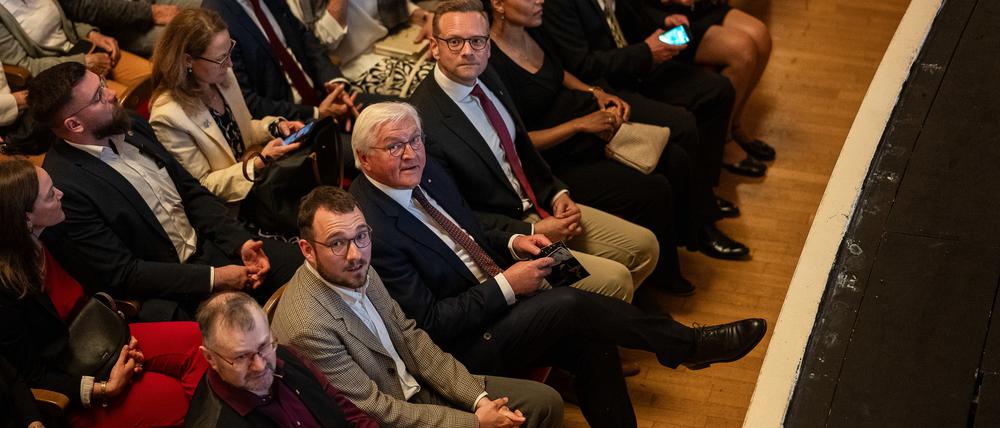Bundespräsident im Theater: Steinmeier sah das Theaterstück „Das beispielhafte Leben des Samuel W.“ im Gerhart-Hauptmann-Theater Görlitz.