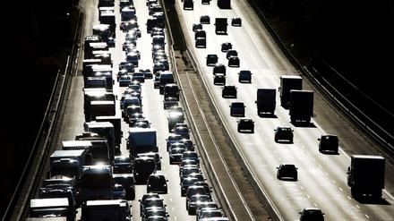 Auf der Autobahn 3 stehen Autos in einer Fahrtrichtung in einem langen Stau (Symbolbild).