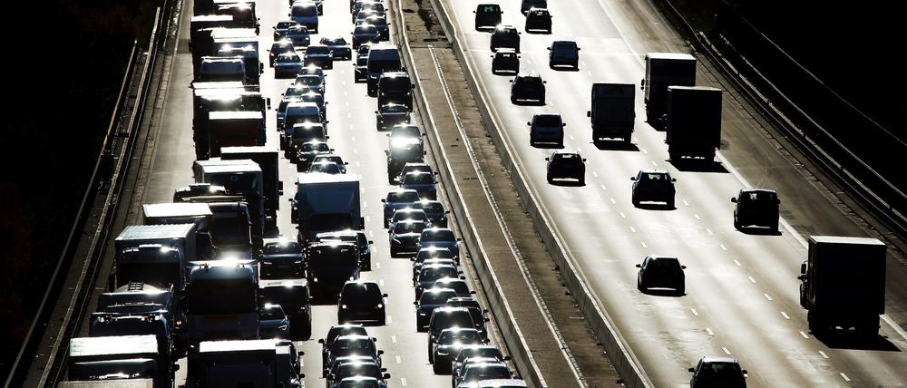 Auf der Autobahn 3 stehen Autos in einer Fahrtrichtung in einem langen Stau (Symbolbild).